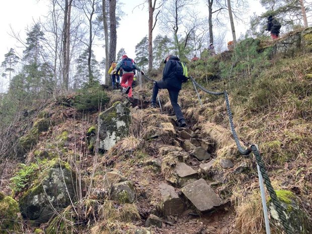 Daniella gr vandringslederna till mtesplatser 