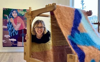 Kvinnan i centrum med frgglad vvkonst 