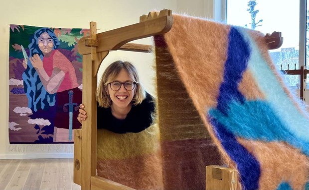 Kvinnan i centrum med frgglad vvkonst 