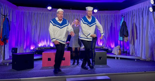 Niklas Nilsson laddar fr skrattfest i Edenberga