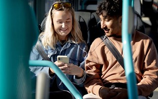 Unga och seniorer reser mer med billiga busskort