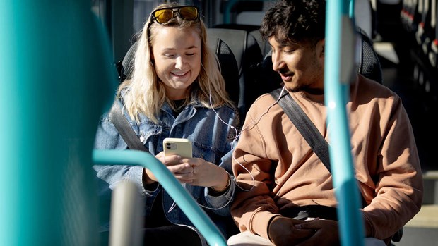 Unga och seniorer reser mer med billiga busskort