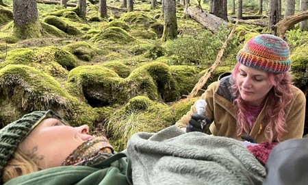 Becca tatuerar – mitt i trollskogen