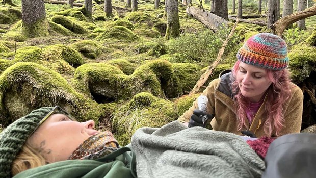 Becca tatuerar � mitt i trollskogen