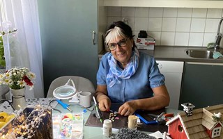 Hon f�r en kaffepinne att bli en del av ett konstverk 