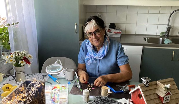Hon f�r en kaffepinne att bli en del av ett konstverk 